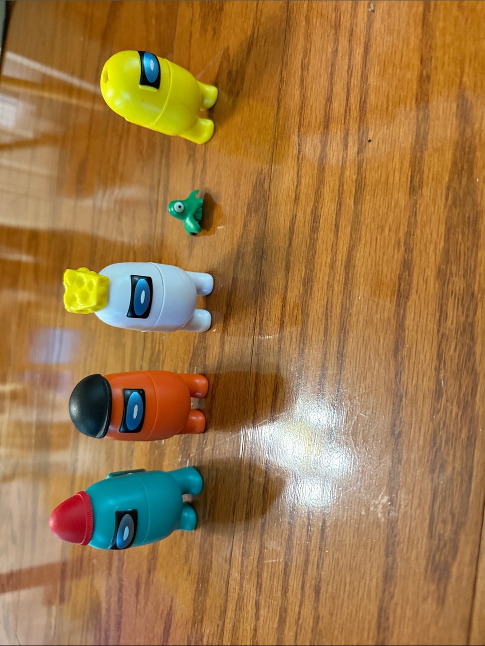 Assorted Among Us action figures - Picture 8 of 10